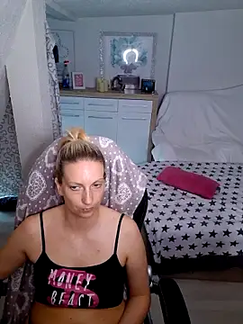 SexyJulia21 nude strip on cam for live sex video chat