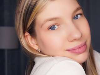 FloraBorne nude in Live Sex Cam Girls Room