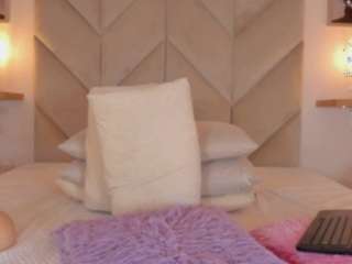 Isaa-Queen nude in Live Sex Cam Girls Room