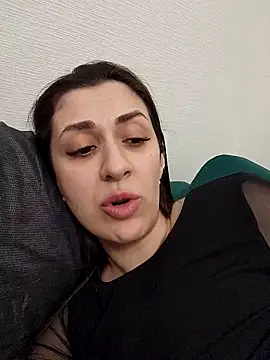 Doctor-Laura nude strip on cam for live sex video chat