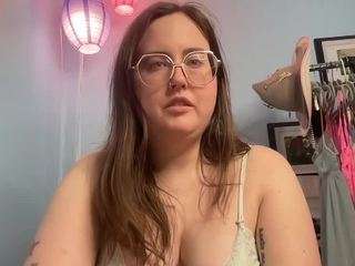 Happy Lil Camgirl nude in Live Sex Cam Girls Room