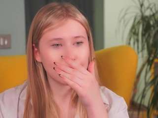 LynnaEdge nude in Live Sex Cam Girls Room