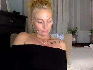 Alessa nude in Live Sex Cam Girls Room