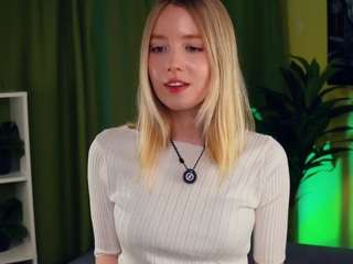 Maxine nude in Live Sex Cam Girls Room