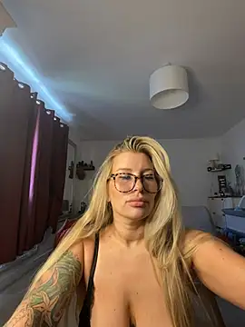 Molly_slayy nude strip on cam for live sex video chat