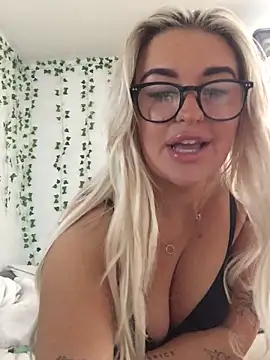 CurvyGxxx nude strip on cam for live sex video chat