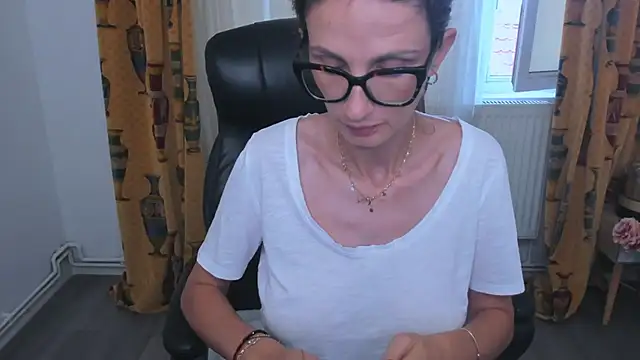 NaughtyWifey1 nude strip on cam for live sex video chat