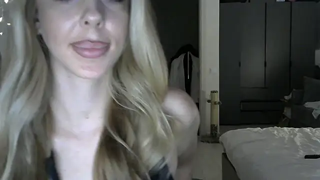 LizaSweetyq nude strip on cam for live sex video chat