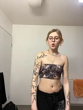 Milly-Kiss nude strip on cam for live sex video chat