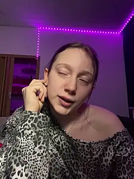 YoungLisaa18 nude strip on cam for live sex video chat