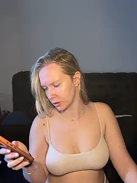 Ellie-rosee nude strip on cam for live sex video chat