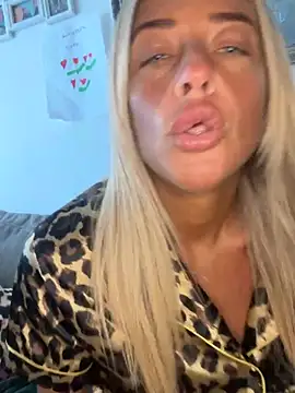 ScarlettGold_ nude strip on cam for live sex video chat
