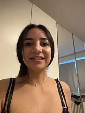EmmyBullockk nude strip on cam for live sex video chat